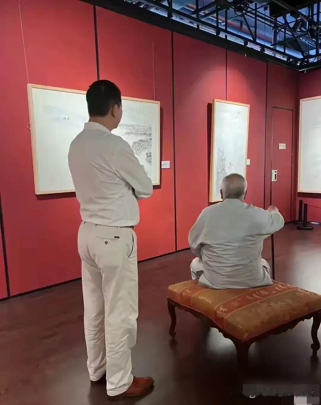 这边儿火急火燎的找父亲。那边儿悠哉悠哉的看画展。这可太有意思了。范曾的继子