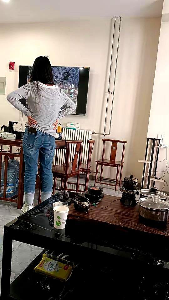 见过把人追到辞职的吗？我们公司真发生了。女同事是董事长的外甥女，个子不高、性