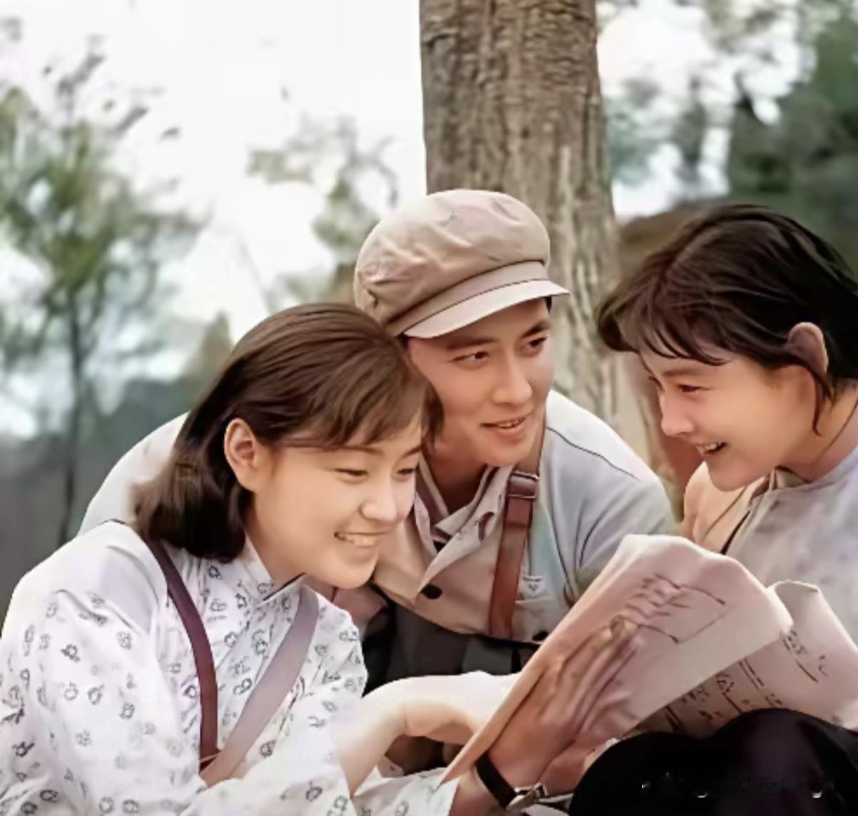 18岁生日那天，陈冲在剧组啃了个馒头。这张《小花》剧照，藏了47年。1979年北影厂拍这片子时，刘晓