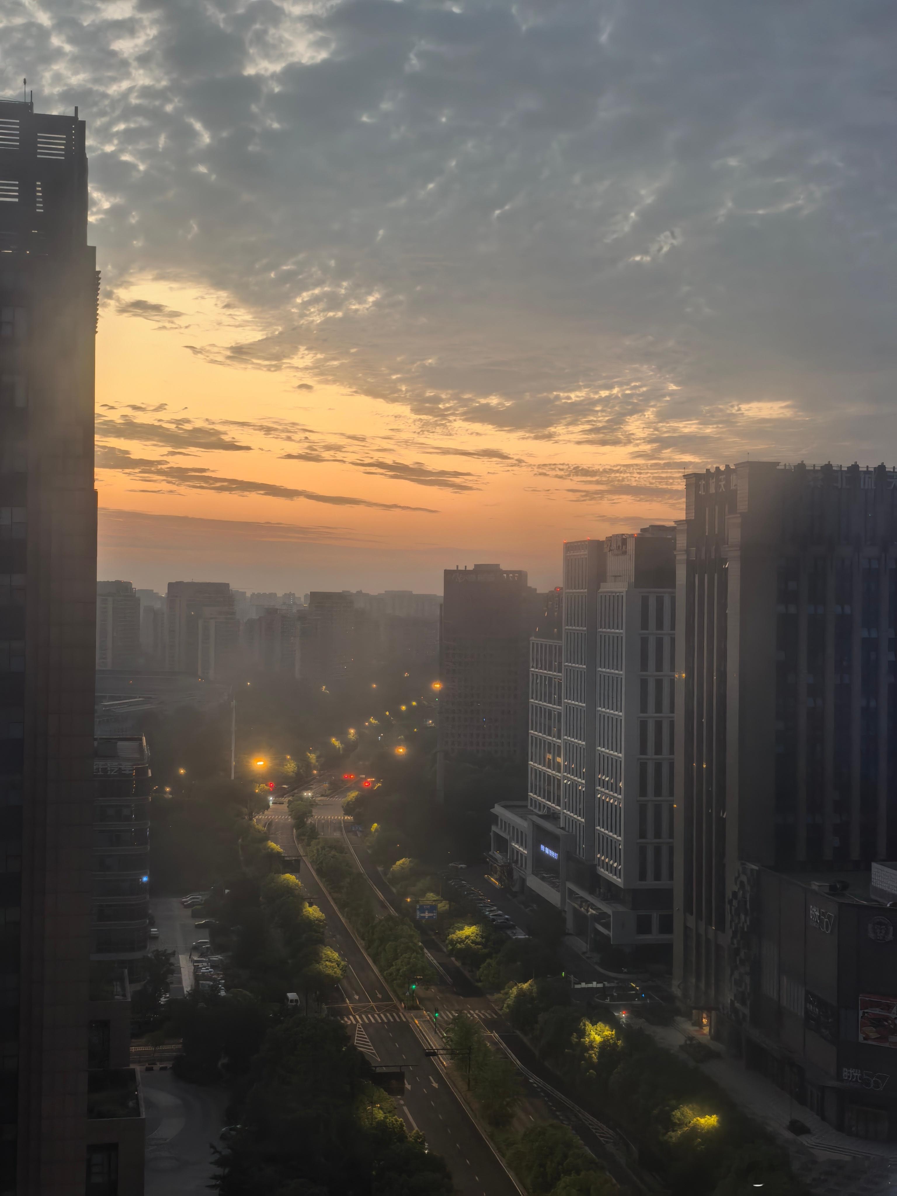 朋友们早你们猜这是今早的日出还是昨晚的日落[doge]​​​