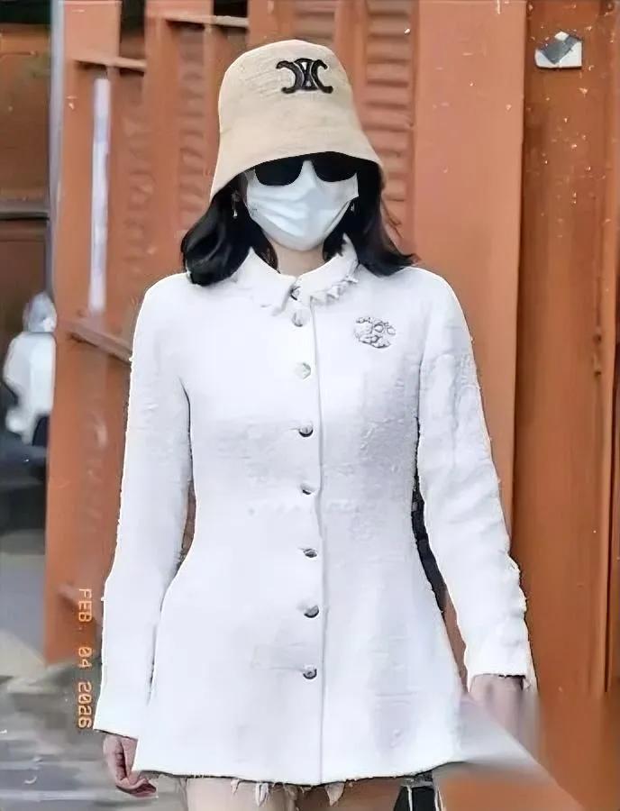 兰兰崩了。就三秒。3月底北京三里屯，记者把麦伸过去问“月入几位数”，她嘴