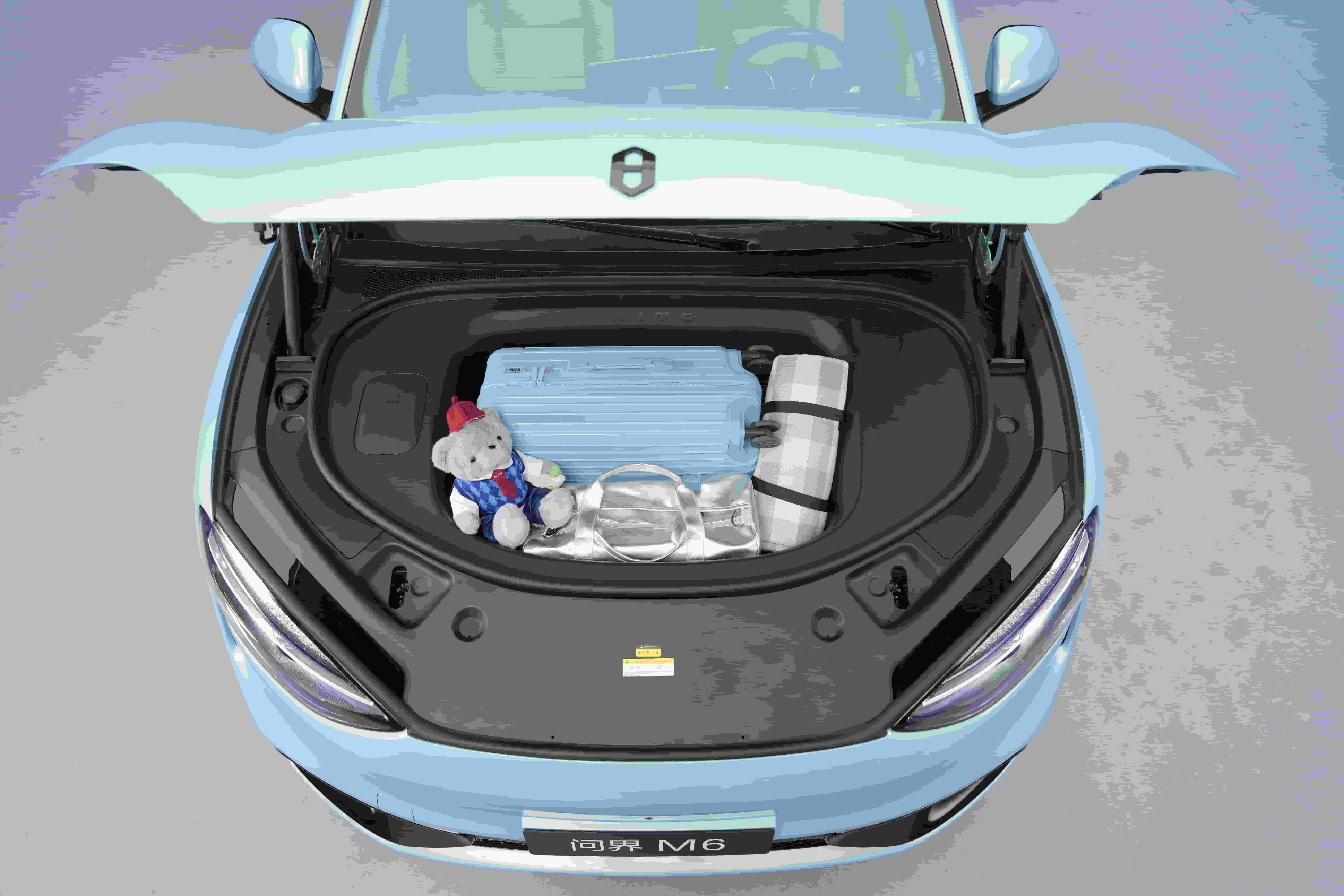 最近看问界M6，有个点还挺有意思的，就是它的前备箱。实测问界M6前备箱三重防夹问