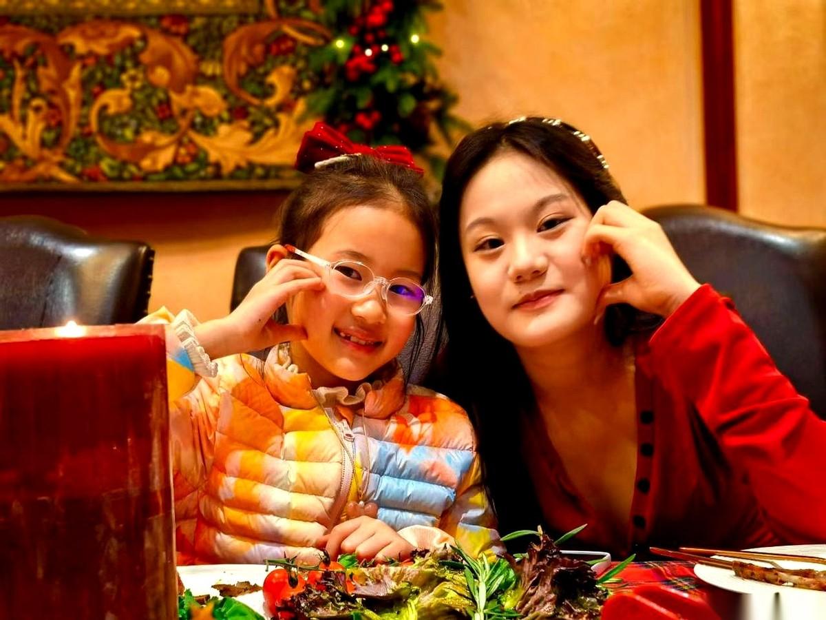 刷朋友圈刷到老同学晒她孙女，我直接好家伙。女儿嫁了成都富二代，住着大别墅，外孙