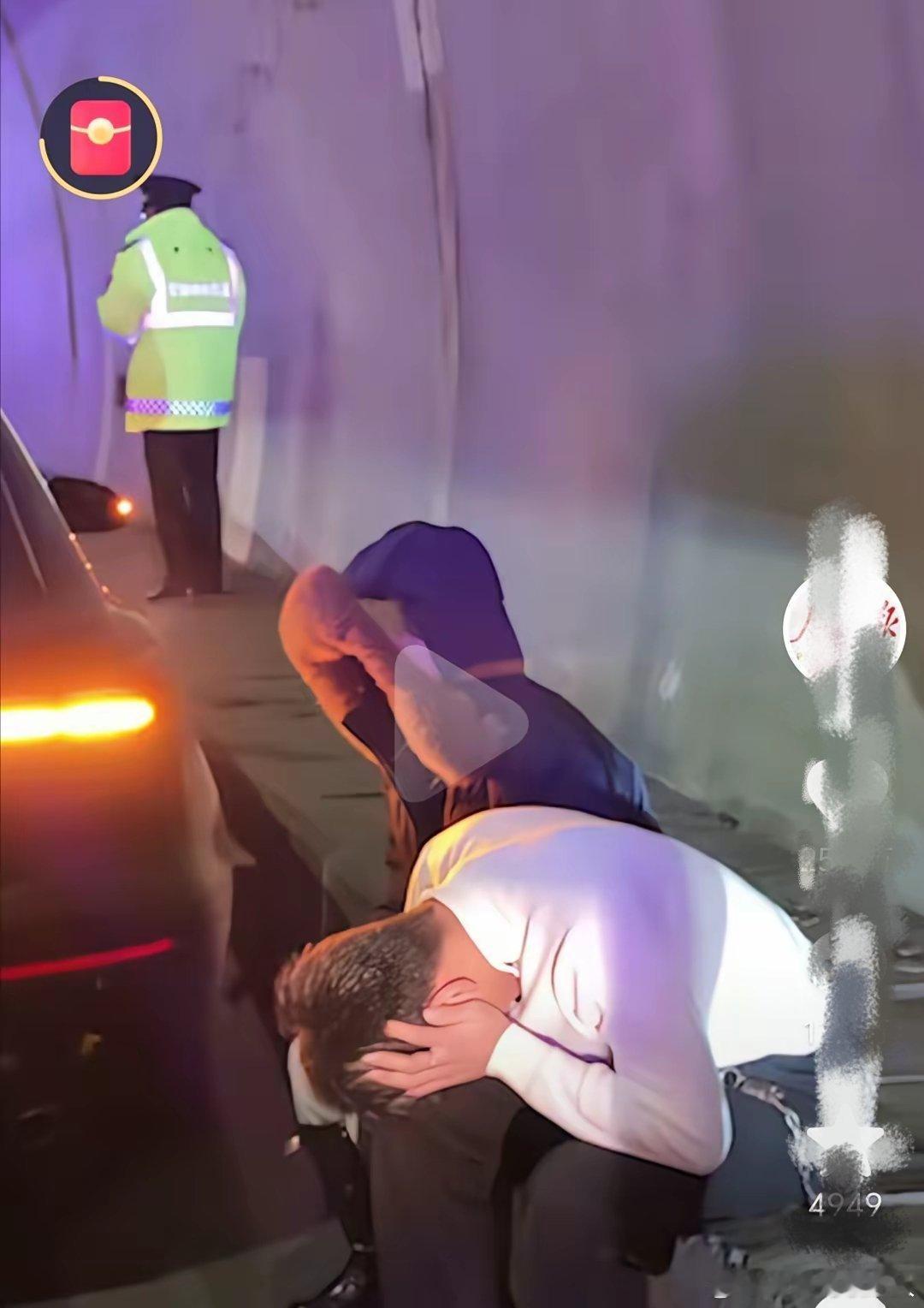 兰海高速刹车失灵的小伙子，是真吓懵了。这么冷的天，没穿外套，垂着脑袋，一句话也不