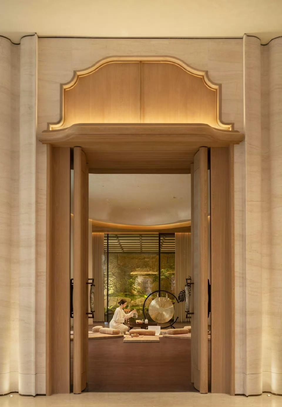 什么是现代轻奢装修风格?现代轻奢装修风格这几年超受年轻人喜欢，它和现代简约比起