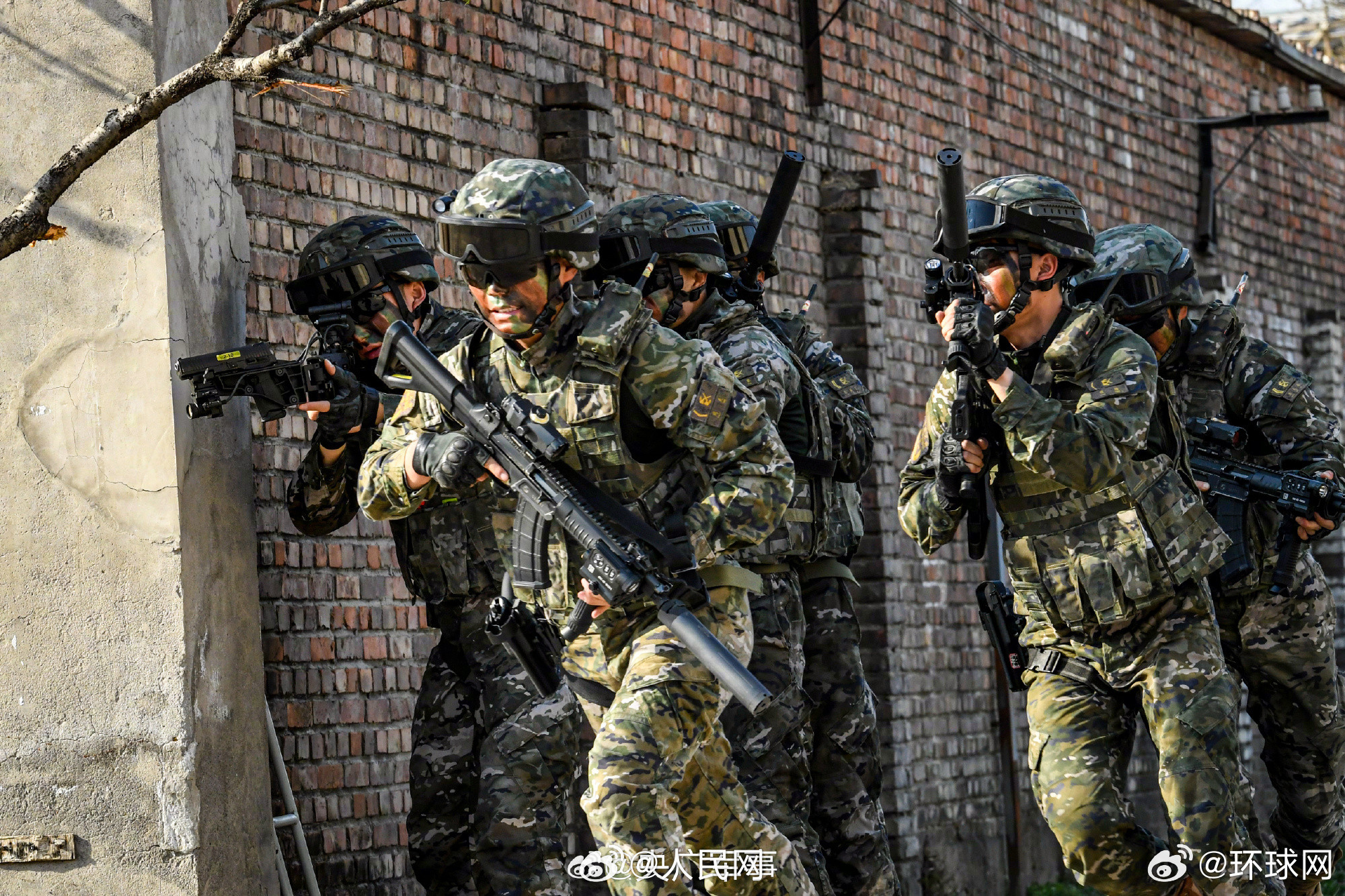 【帅！#武警硬核练兵超燃大片#】近日，武警北京总队机动某支队开展实战化训练，锤炼