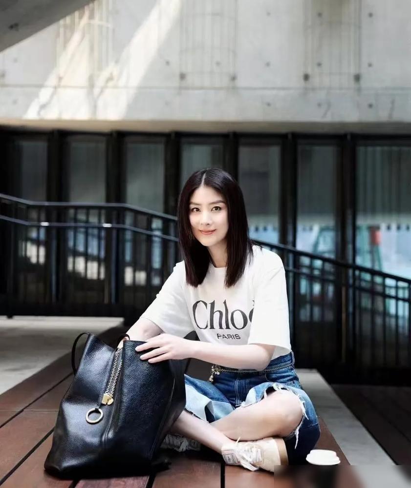 别再迷信陈慧琳的“白T恤神话”了。我告诉你，那根本不是穿搭，那是她用30年自律，