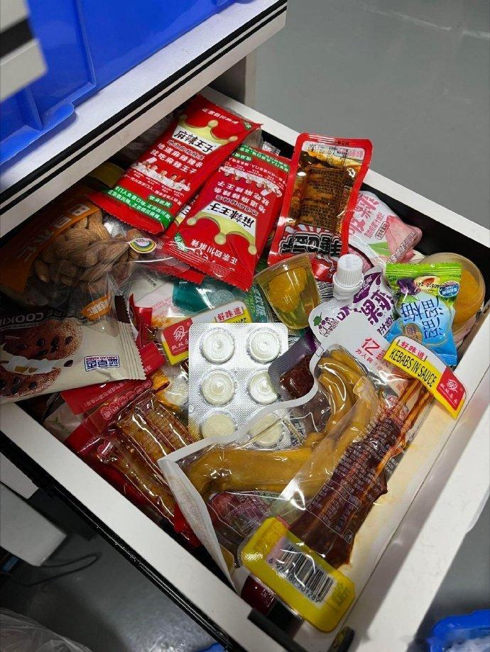 谁懂上班摸鱼打开抽屉的救赎感