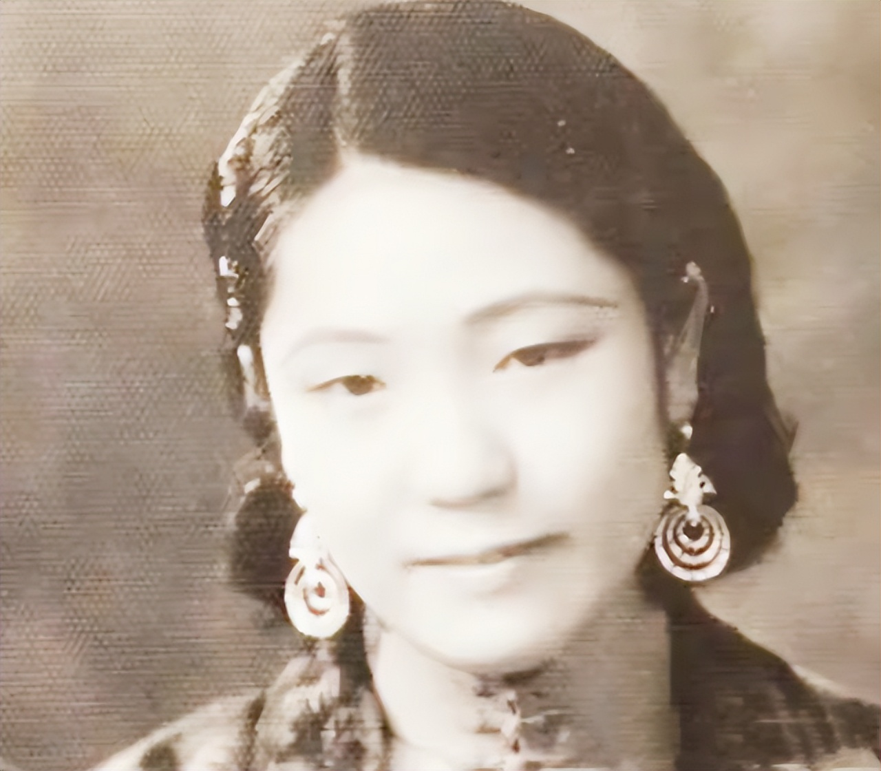 1918年，她因生不出儿子，被一纸休书赶出家门；娘家嫌弃她，不让她进门；再婚后，
