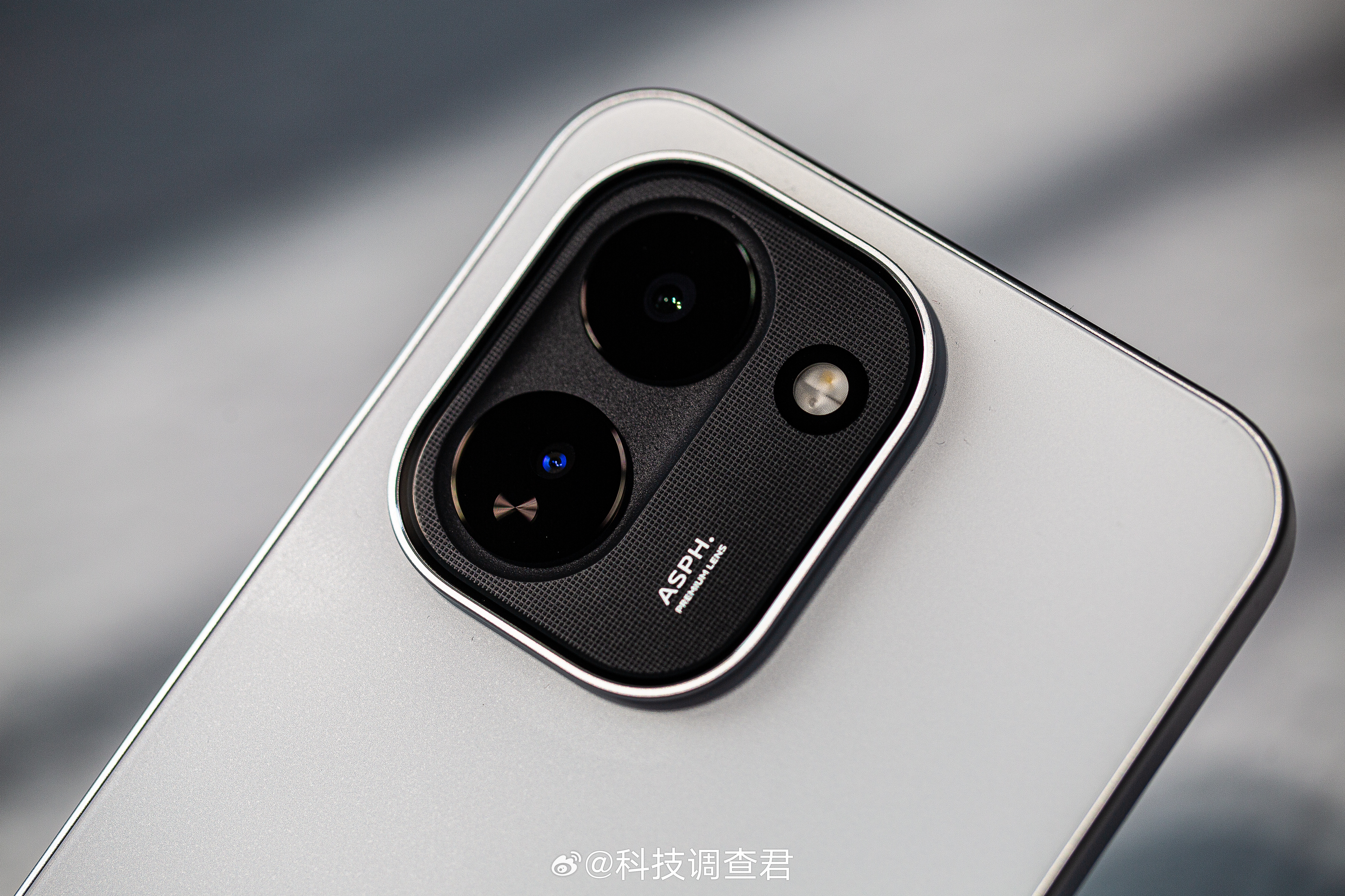 iQOOZ11到手了~大家觉得颜值怎么样？这次外观依旧是延续了iQOO家一贯的