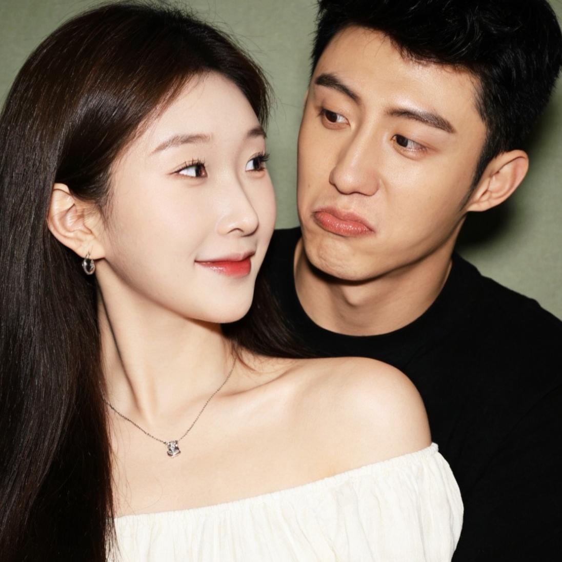 黄景瑜的恋情传闻近期引发关注，时间线可追溯至2024年10月：彼时一位黑长直女生