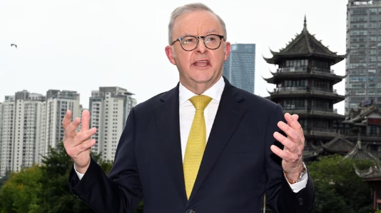 澳大利亚总理阿尔巴尼斯结束访华，从成都启程回国。昨天他在记者会上驳斥了反对党有关