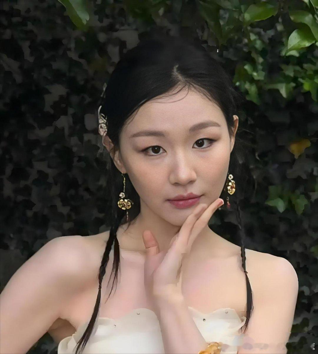 当着迪丽热巴的面，金靖脱口一句：“你好美，心好丑。”全场瞬间安静，热巴脸色也沉了下来。她立刻补了一句