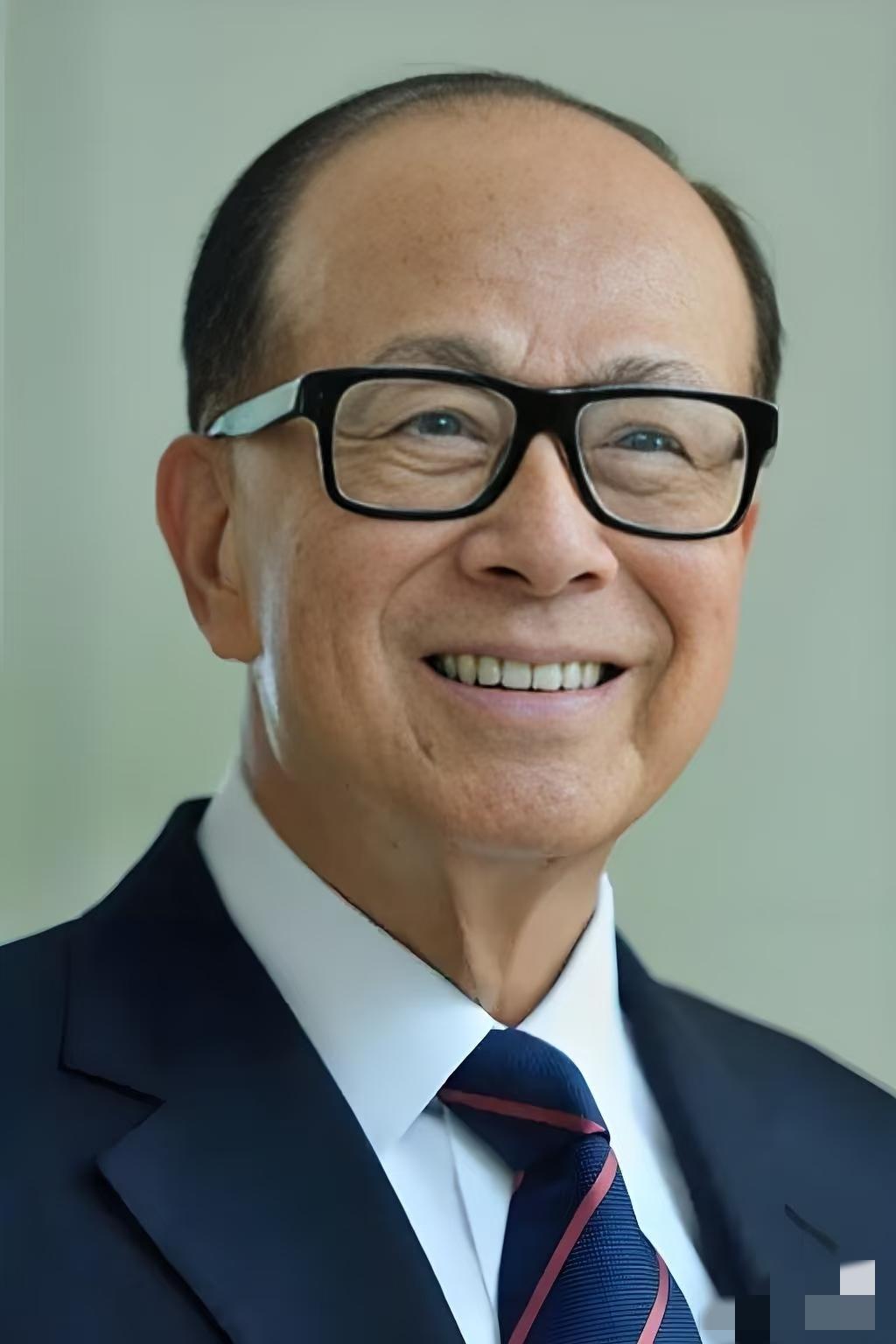 套现千亿离场，李嘉诚到底在怕什么？李嘉诚果断出售英国电网公司100%股权，套现