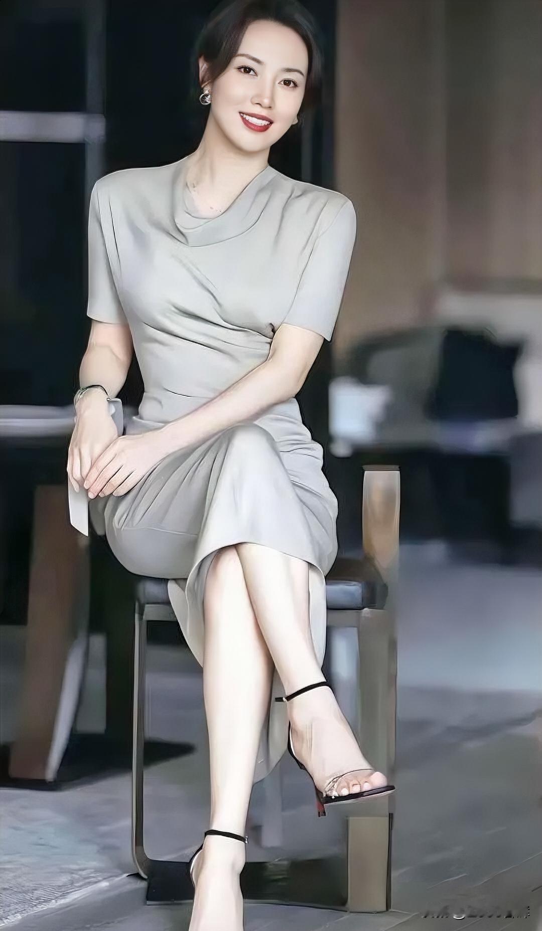 灰裙如兰，浅笑嫣然，从容坐看，岁月温柔。