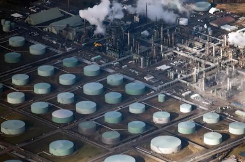 一吨原油进入炼油厂后，可以提炼出300公斤汽油、400公斤柴油和50公斤煤油，剩