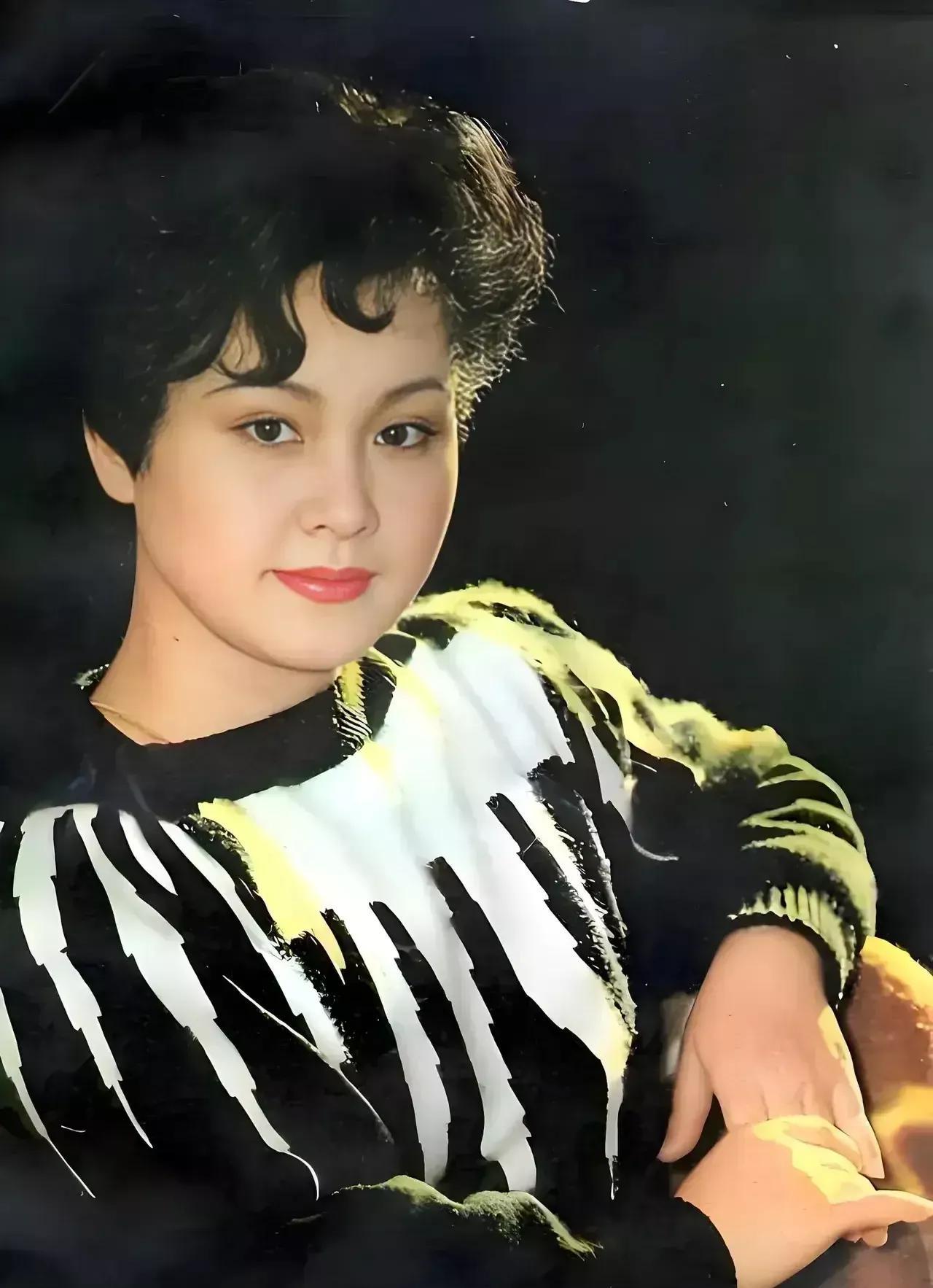 #李谷一和邓丽君谁歌唱成就更高#比成就邓丽君甩李谷一几个台阶，邓丽君好比金牌，