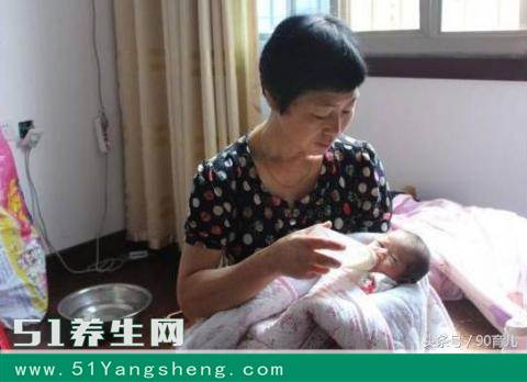 不生儿子你就滚回娘家去! 为生儿子她连生三胎, 却被无情赶出家门