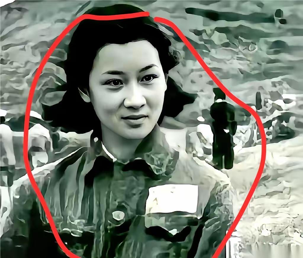 黄富群这个名字，很多人可能不熟。她被捕时，敌人没急着审，而是先把她丈夫沈邦