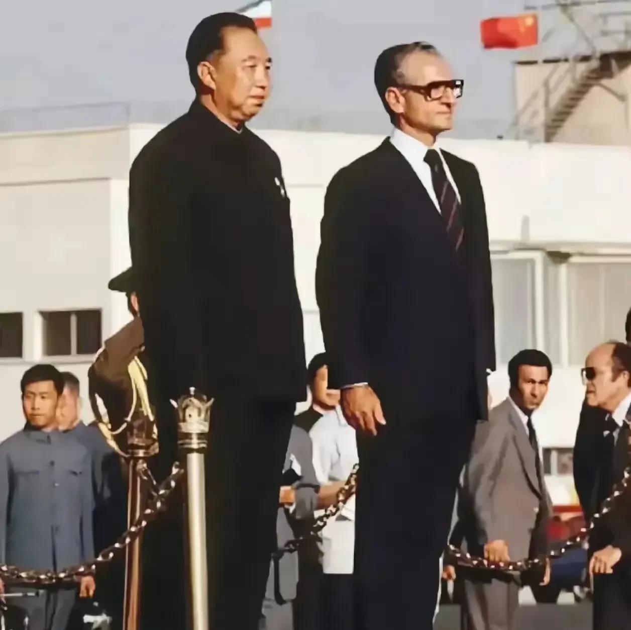这是1978年华国锋同志访问伊朗，巴列维国王为其举行欢迎仪式的照片，照片中的华国