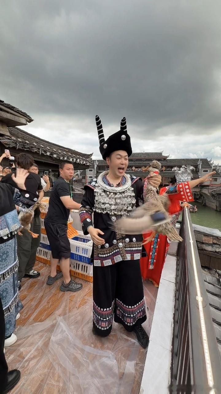 杜海涛也来凤凰古城抢鸭子大赛了湘西女婿杜海涛来凤凰古城了杜海涛回湘西过节排面十足