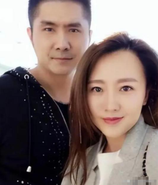 2012年，身价上亿的总裁石磊，送了一辆法拉利来追求潘长江之女潘阳。谁曾想，婚后