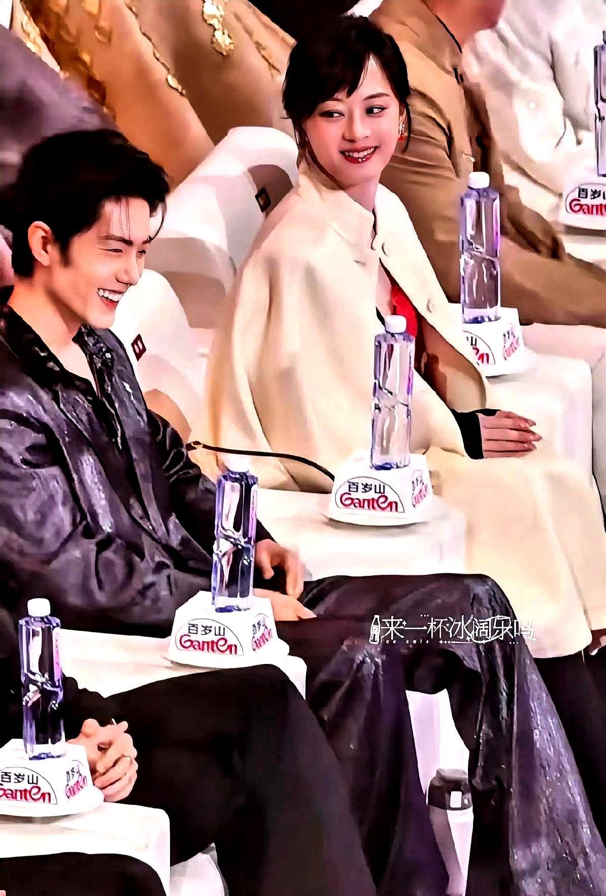 谁能想到，2026品质盛典最爆名场面是个口误。主持人王雷夸肖战演的藏海“隐