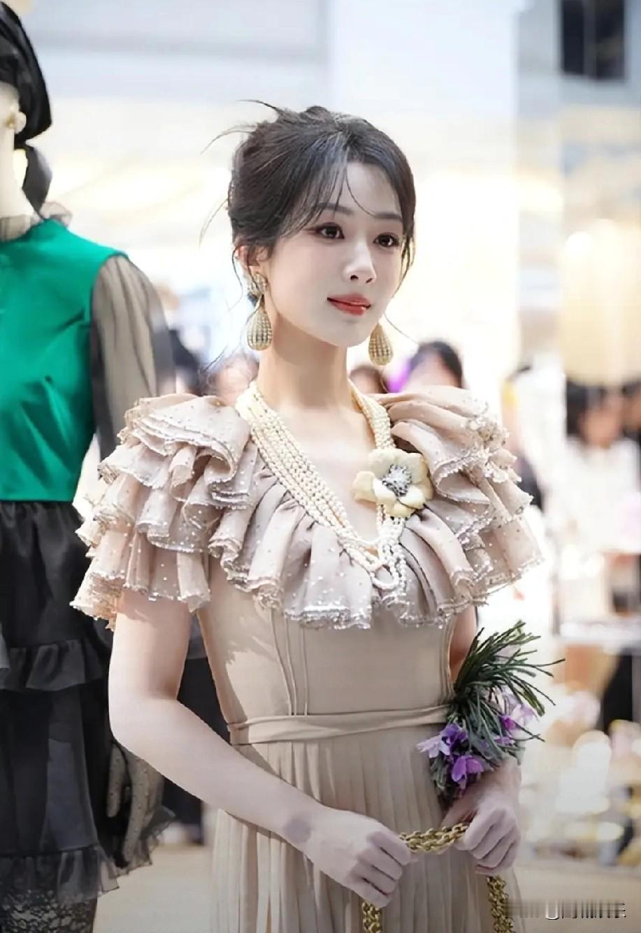 【杨紫刚被央视盖章，转头就被抄家？网友：内娱对好演员太狠了】救命！杨紫这波