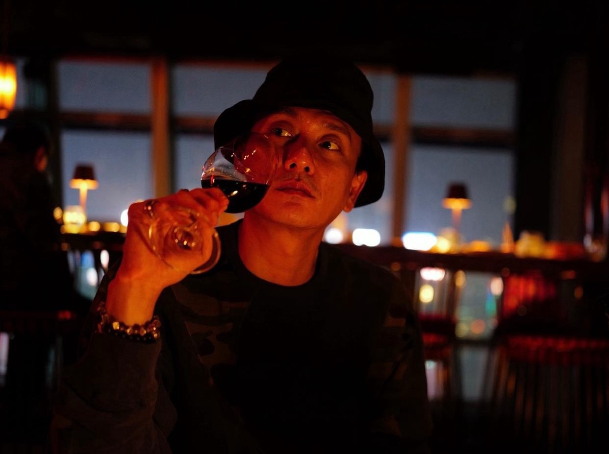 黄宗泽过生日，不知道是谁送他这个香奶奶肩包，也太符合Bosco骚气的人设了，不会