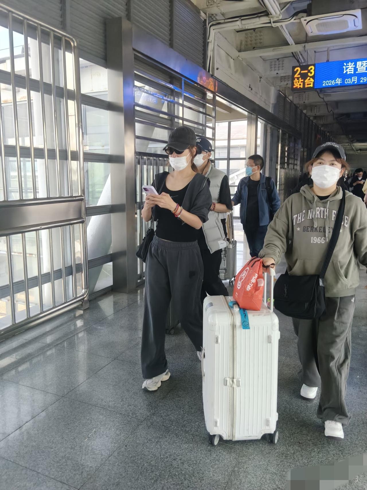 陈小春在诸暨演唱会结束后，与应采儿一起坐高铁回上海，两位打扮太朴素了，没有保镖，