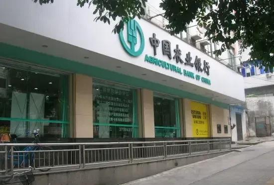 我的“中国农行”借记卡，每月都要扣除2元的“短信费”。其实现在根本不需要短信提醒