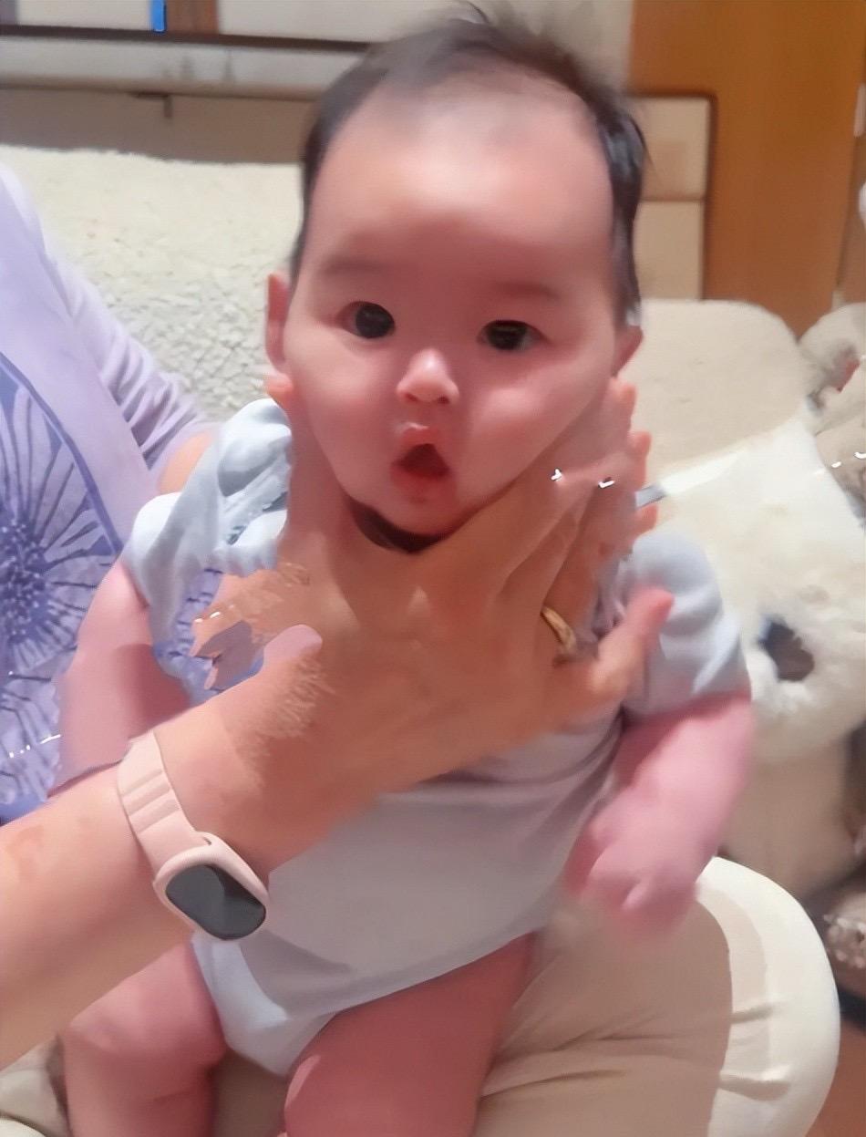 马筱梅晒出小汪宝正脸萌照，快百天的宝宝白净圆润，难怪奶奶能抱三个小时不撒手！