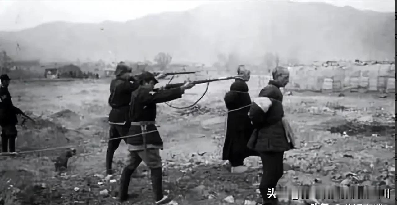 1950年，一野贺兰山剿匪，一名炊事员，给俘虏绑绳时，笑道：“为抓你，钻山里七个