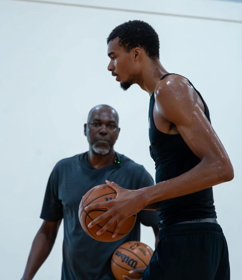 NBACentral更新X，晒出一张马刺球员维克托-文班亚马和前NBA球员哈基姆