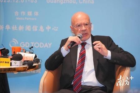老美为啥死盯着咱中国不放？ 英国有个叫马丁・雅克的明白人说得透亮，美国这国家
