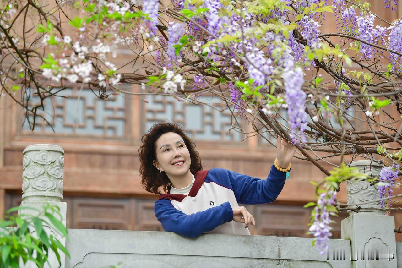 【微醺的春日·邂逅紫藤】春风轻拂，紫藤随风摇曳，馥郁的花香扑面而来，风柔花馨，