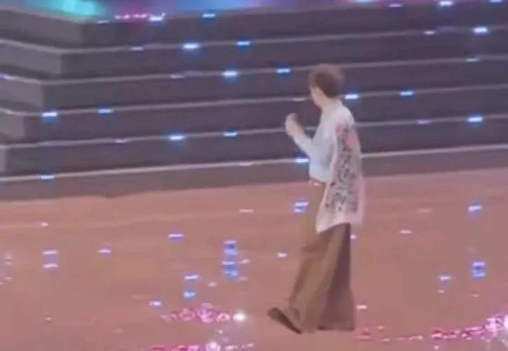 真的被小沈阳和女儿沈佳润的这个转场给笑死了。前一秒小沈阳还在深情的唱着大海，可