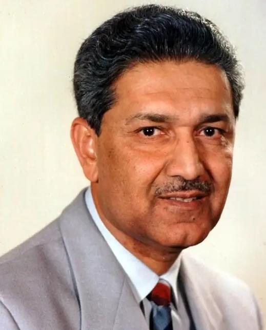 全球只有9个国家有核弹，最穷的巴基斯坦，是如何获得核武器的？1974年，隔壁印度