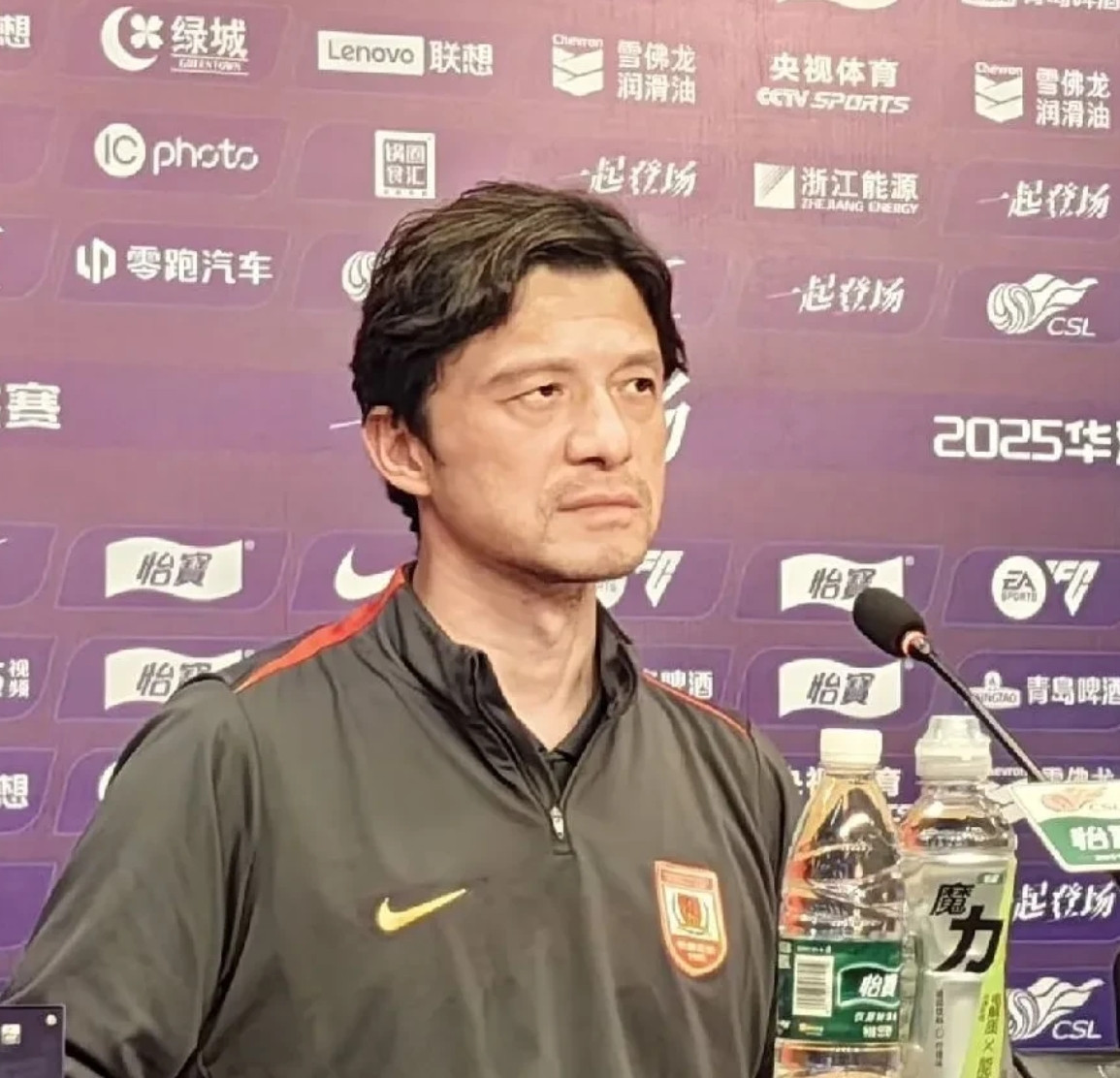 长春亚泰0-3青岛海牛赛后亚泰主帅谢晖在新闻发布会上无奈了！谢晖说：因为伤