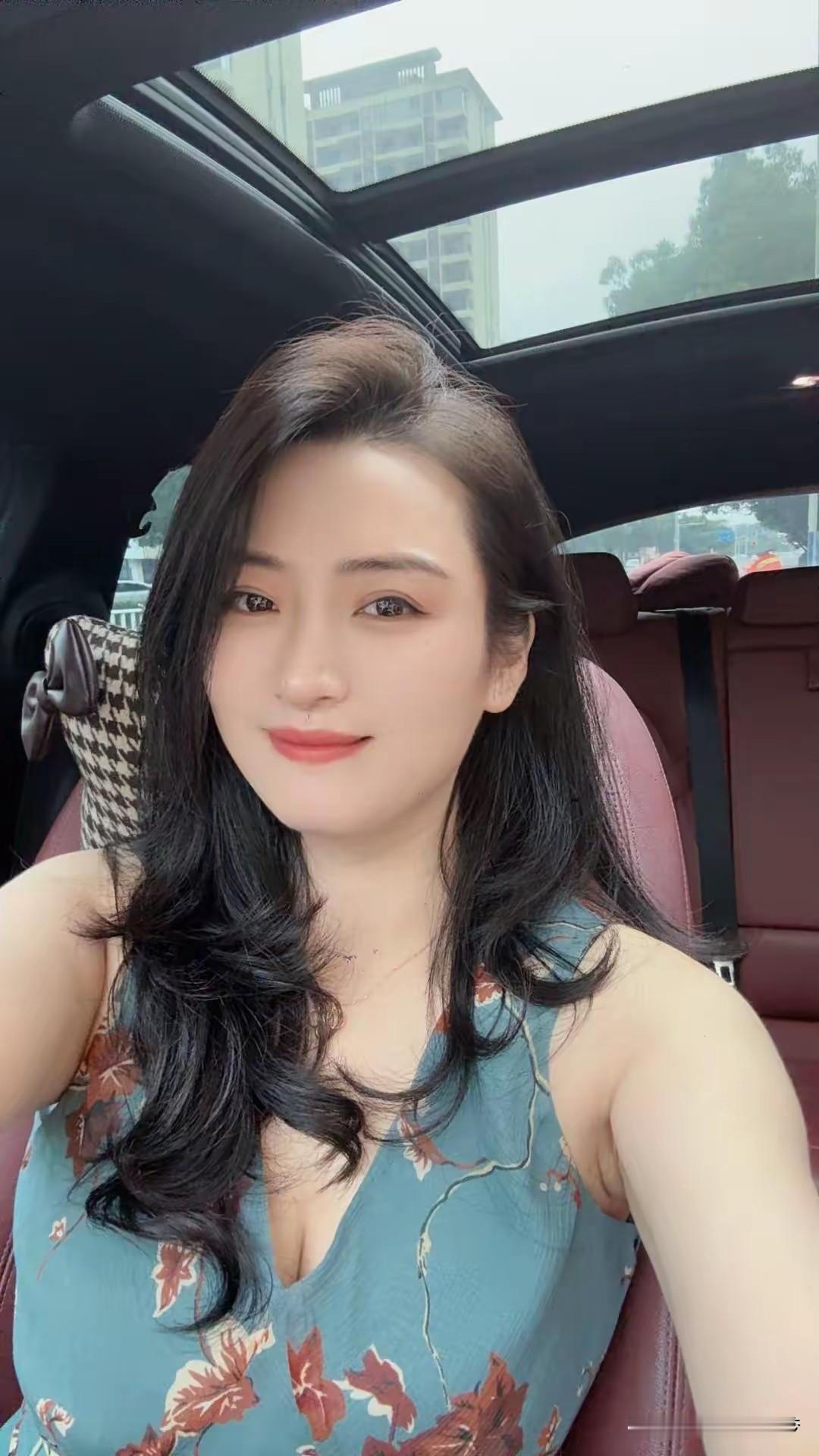 座上珠玑昭日月，堂前黼黻焕烟霞。
