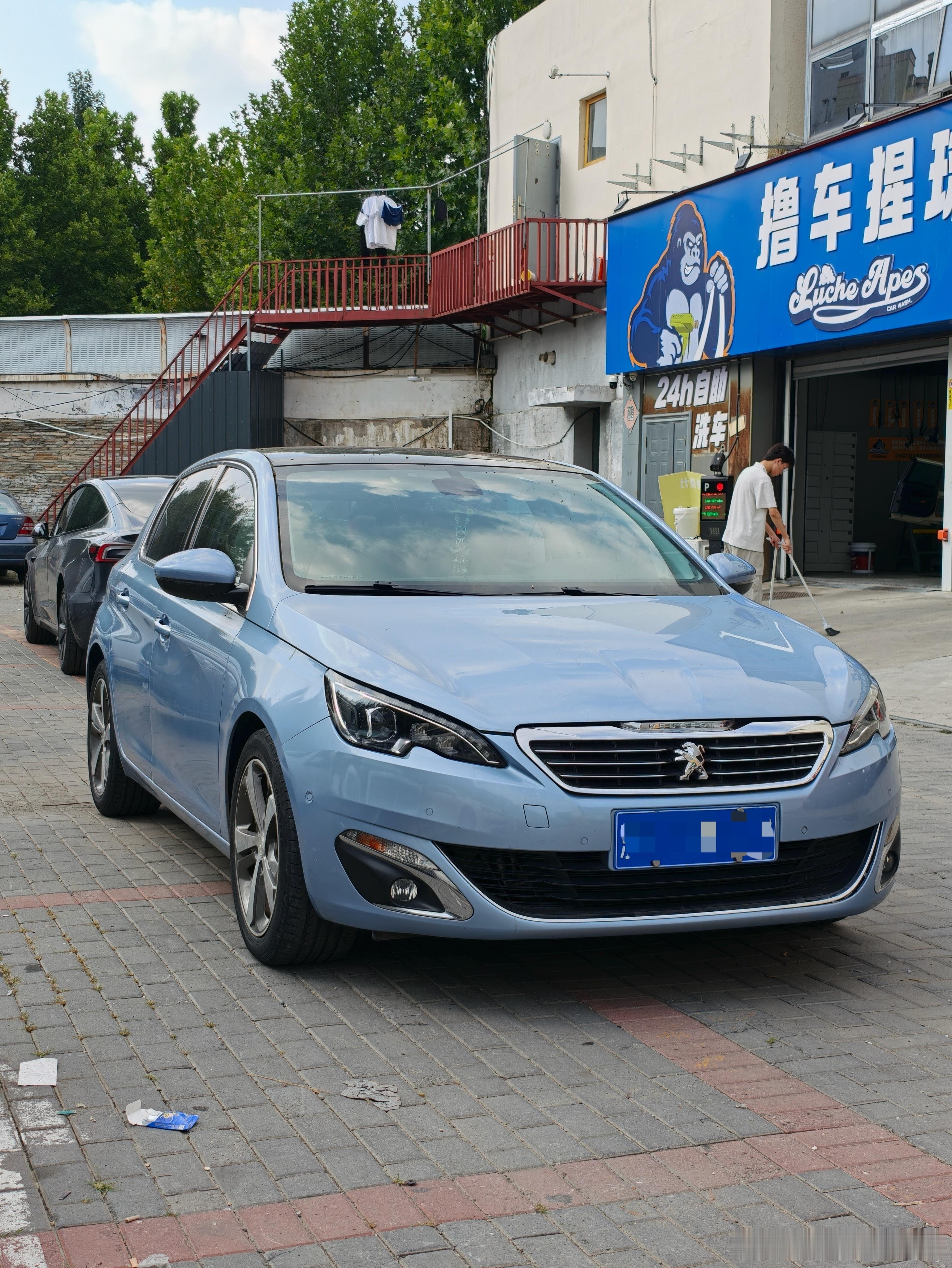 说到两厢小车，一般想到的就是高尔夫、马自达3昂克赛拉、福克斯，我们似乎都忘掉法系