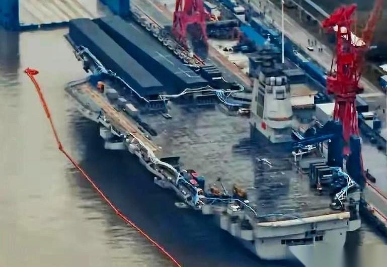 满载八万多吨的福建舰下水3年零5个月后，才在海南三亚正式入列。不少人觉得这测试周期太长，却不知道甲板