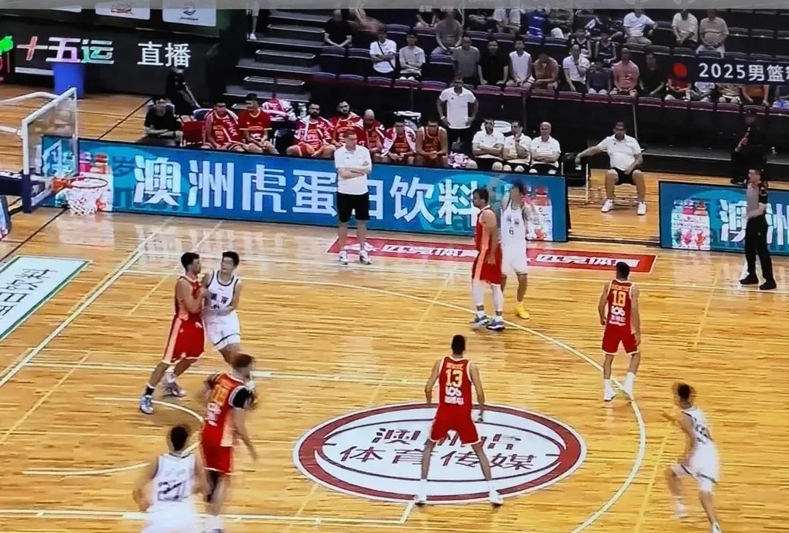 新人火速加盟，未来广东宏远可期！广东联队打热身赛，先是迎来三连败。昨天对黑山的