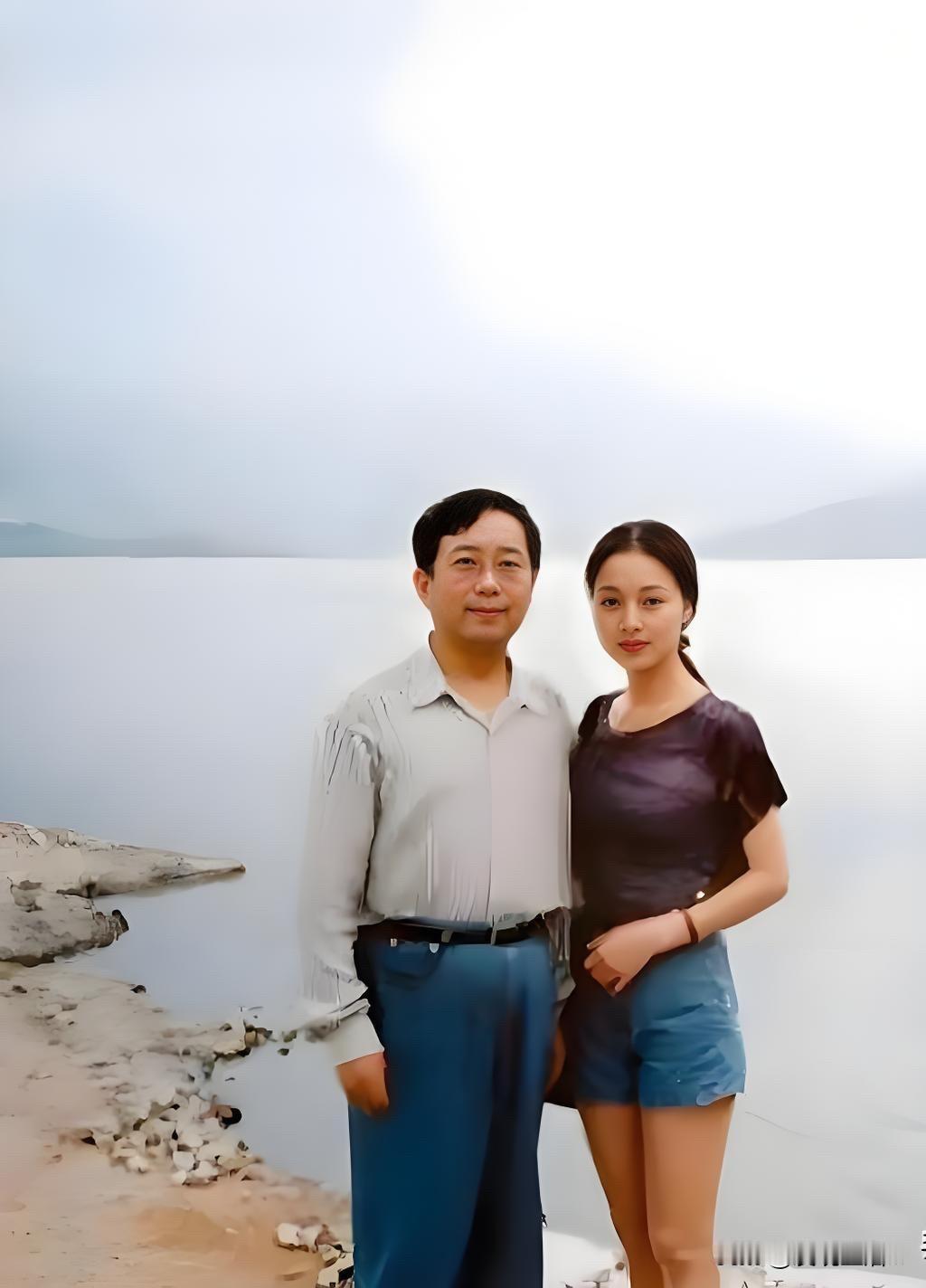 1992年，余秋雨与马兰婚后外出游玩时在湖畔留影。那一年余秋雨46岁，马兰3