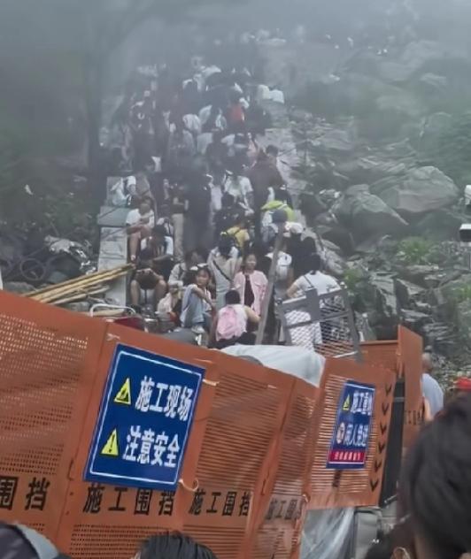 国庆节，爬泰山的人，不上去吧不死心，上去吧死了心的都有吧。口渴了还不敢喝水，喝水