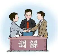 经常去法院办事的朋友，应该都发现法院里有一批工作人员，从不穿法官制服，没有法袍、