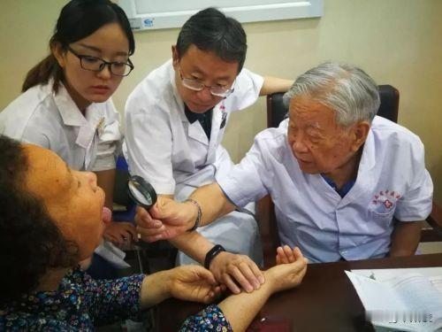 雷忠义教授，陕西合阳人，第三届国医大师，陕西省中医医院心病科主任医师、博士生导师