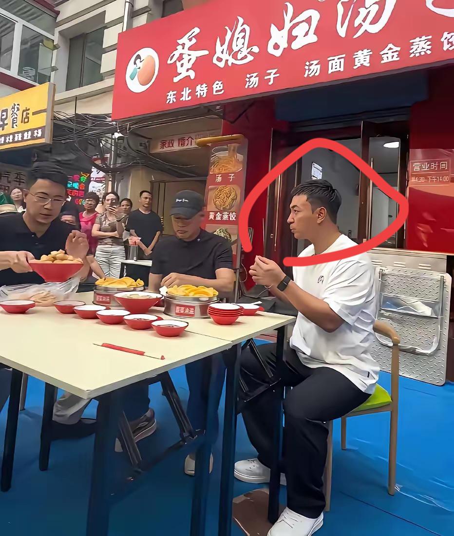 这么大的明星也在路边摊吃饭，真接地气