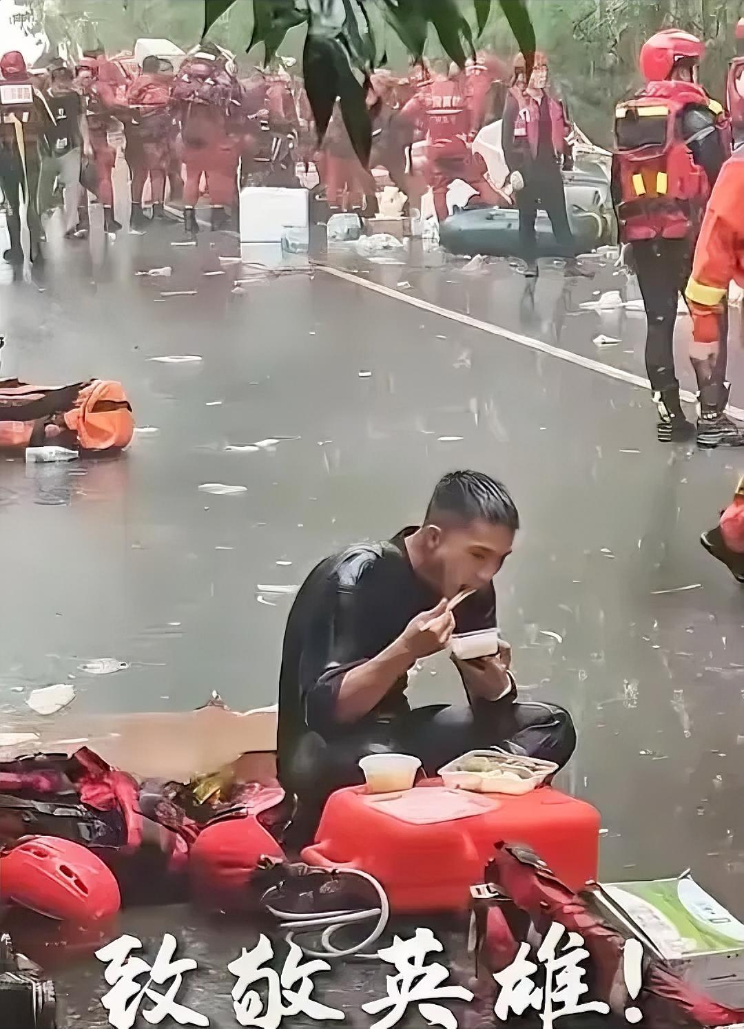 一张雨中干饭消防员照片刷屏：看懂背后细节，才懂普通人看不懂的坚守近期广西贵