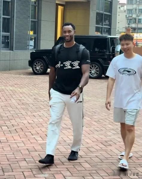 广东男篮的36岁老牌外援弗格，目前已经正式抵达东莞。萨姆纳预计伤停约三个月，教练